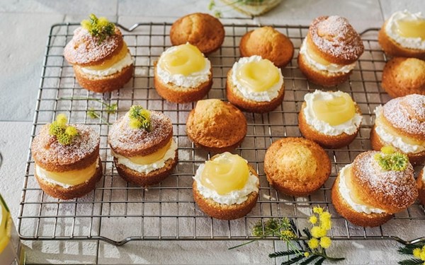 Little lemon curd cakes