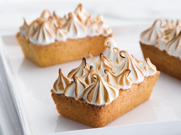 Little lemon meringue pound cakes