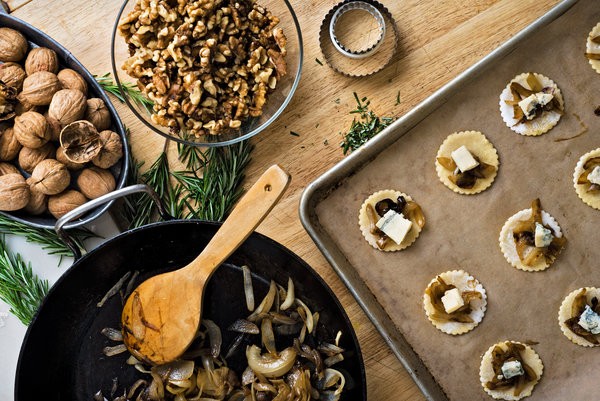 Little onion tarts with Gorgonzola and walnuts