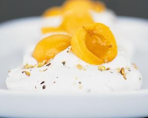 Little pistachio Pavlovas