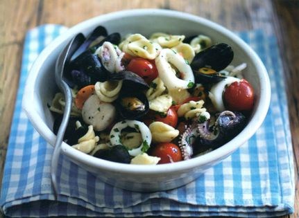 Little Puglian ears with seafood and cherry tomatoes (Orecchiette Baresi con pomodorini e frutti di mare)