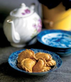 Little purses of sesame seeds (Kueh bijan)