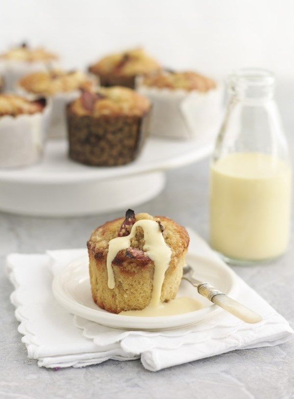 Little rhubarb crumble cakes with ginger custard