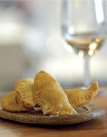 Little sherry pastries filled with tuna (Empanadillas)
