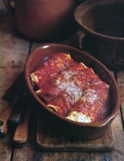 Little spinach rolls (Rotolini di spinaci al sugo)