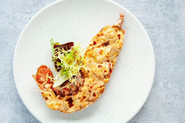 Lobster and le Gruyère AOP gratin with sauce Americane