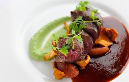Loin of venison with broccoli and Stilton purée and red wine sauce