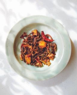 Long bean curry (Paithangai pirattal)