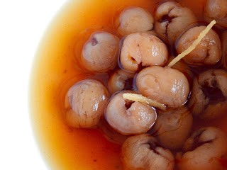 Longan tea with fresh ginger (Lóngyǎn jiāng chá / 龍眼薑茶 or guìyuán jiāng chá / 桂圓薑茶)