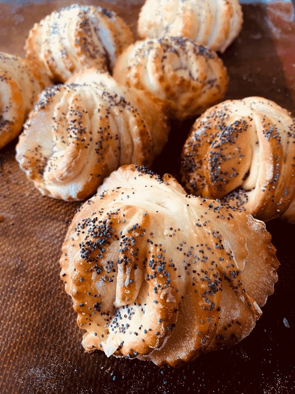 Lotus blossom buns (Liánhuā miànbāo / 蓮花麵包)