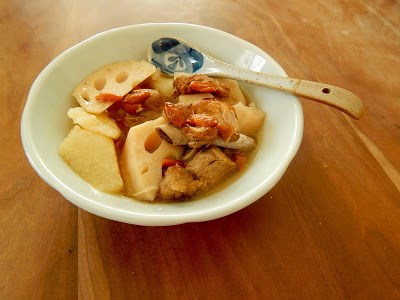 Lotus root, Chinese yam and pork rib soup (Lián’ŏu shānyào páigŭ tāng / 蓮藕山藥排骨湯)