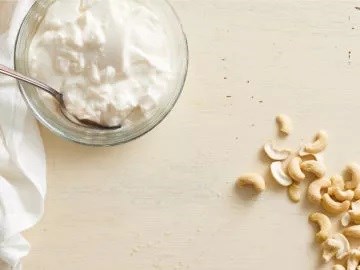 Low-fat homemade nut yogurt 