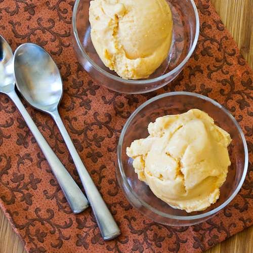 Low-sugar and fat-free fresh peach frozen yogurt