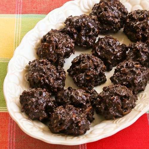 Low-sugar and flourless chocolate coconut drops with almonds