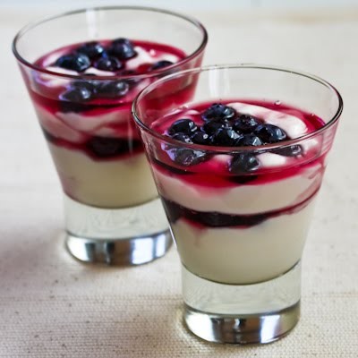 Low-sugar double blueberry yogurt parfait