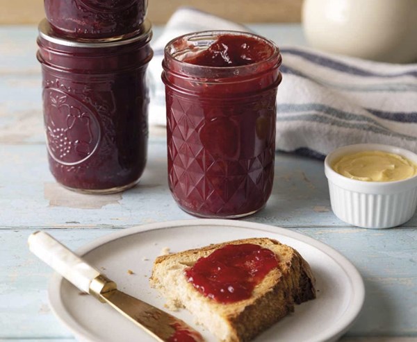 Low-sugar old-fashioned pioneer berry apple jam 