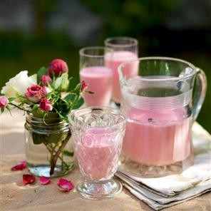 Lychee, raspberry and rose smoothie