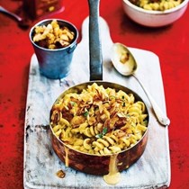 "Mac & cheese" with coconut "bacon" bits