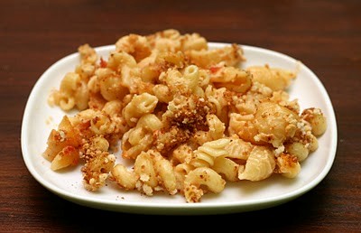 Mac & cheese with tomato & bacon