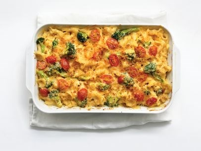 Mac and cheese with broccoli and tomatoes