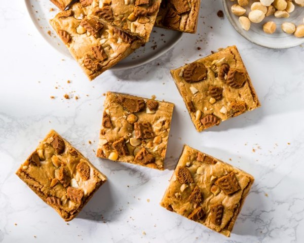 Macadamia-cookie butter blondies