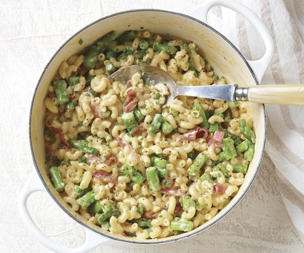 Macaroni and cheese with asparagus and prosciutto