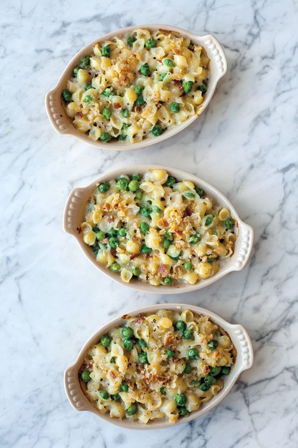 Macaroni and cheese with peas and crisp bread crumbs