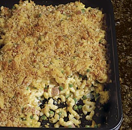 Macaroni and cheese with peas and ham