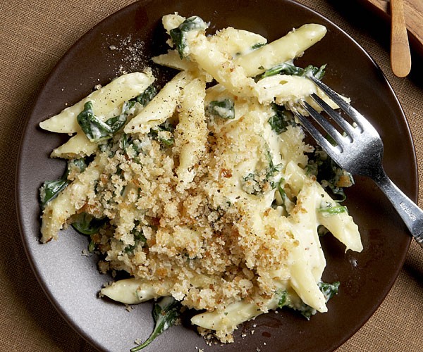Macaroni and cheese with spinach and feta