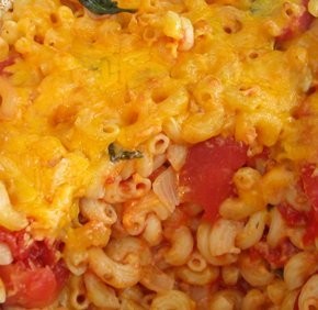 Macaroni and cheese with tomato
