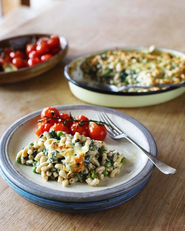 Macaroni cheese, peas and greens 