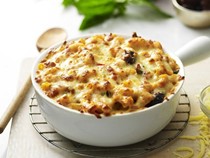 Macaroni cheese with olives