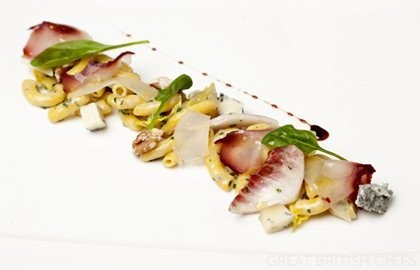 Macaroni cheese with pear, walnuts and chicory