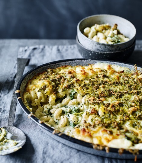 Macaroni cheese with spinach and pesto pangrattato
