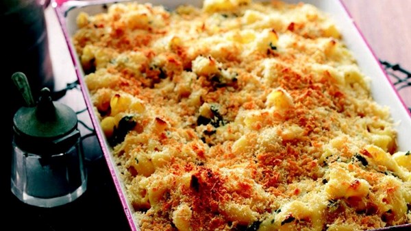 Macaroni cheese with spinach and feta