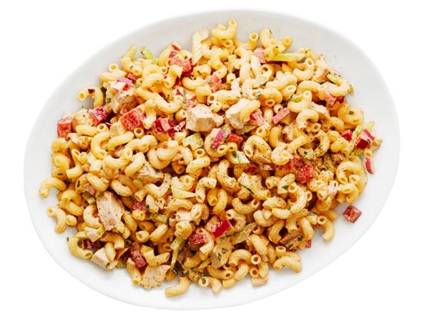Macaroni salad with barbecue chicken 