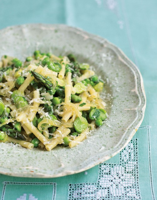 Macaroni with a sauce of asparagus, onion, peas and broad beans (Maccheroncini con frittedda)