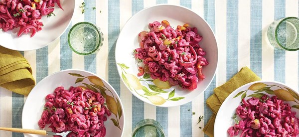 Macaroni with creamy beet sauce 