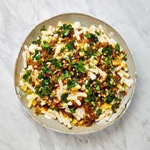 Macaroni with yoghurt and spicy lamb