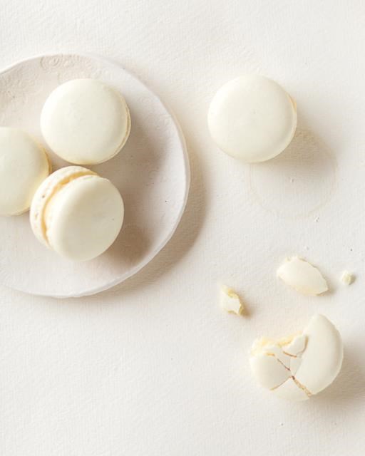 Macarons with lemon tea ganache