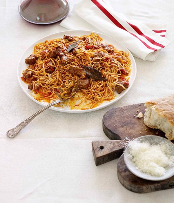 Maccheroni alla chitara con ragù d'agnello e peperoni [Eugenio Maiale]