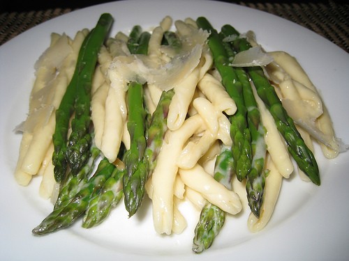 Maccheroni Calabrese with asparagus in Alfredo sauce