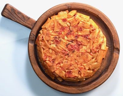 Maccheroni "pizza" with tomatoes, basil, and Parmigiano-Reggiano cheese (Pizza di maccheroni)