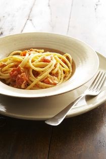 Maccheroni with tomatoes and sage (Maccheroni al pomodoro e salvia)