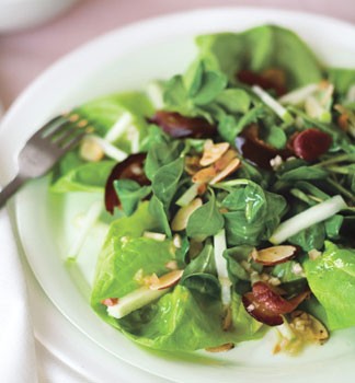 Mâche and green apple salad with pancetta and almonds