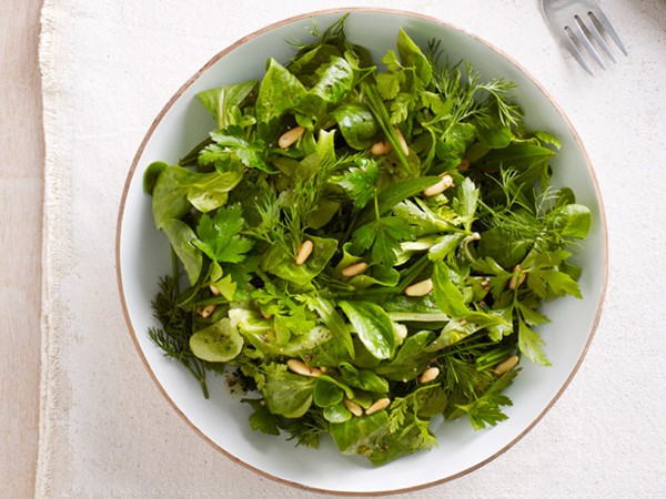 Mâche and herb power salad