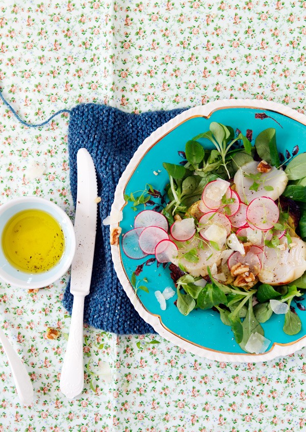 Mâche salad with potato galettes and scallops