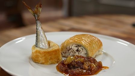 Mackerel en croûte with gooseberry chutney