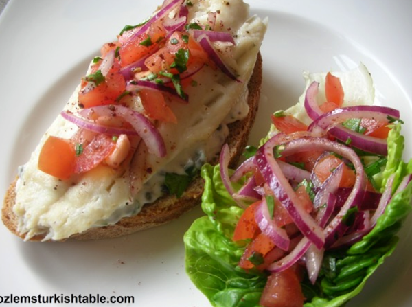 Mackerel with sumac salad on bread (Balik ekmek)