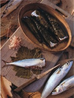 Mackerel wrapped in vine leaves (Skoumbri se klimatofila)